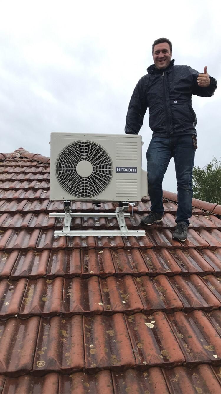 Mathieu Maurin, fondateur Easy Calo, sur un chantier d'installation de pompe à chaleur à Chassieu